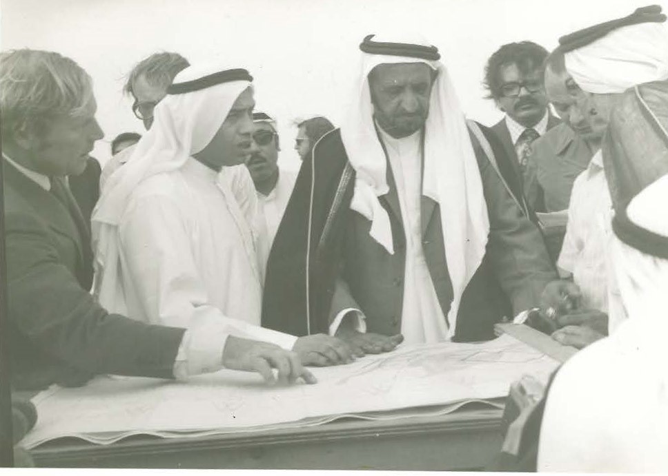 الشيخ راشد بن  مكتوم  يطلع على مخطط بناء أندية دبي - تحت اشراف الإدارة النصراوية - منتصف السبعينات